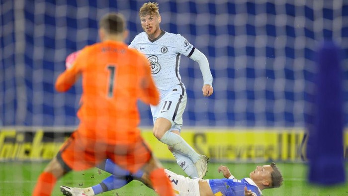 BRIGHTON, ENGLAND - SEPTEMBER 14: Ben White of Brighton and Hove Albion gets injured during a challenge on Timo Werner of Chelsea during the Premier League match between Brighton & Hove Albion and Chelsea at American Express Community Stadium on September 14, 2020 in Brighton, England. (Photo by Richard Heathcote/Getty Images)