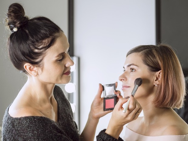 Tips Memakai Blush On/freepik.com Untuk wajah hati, jangan menyapu blush on kea rah bawah ya, Beautynesian! Sebab hal ini akan membuat wajah terlihat lebih runcing.