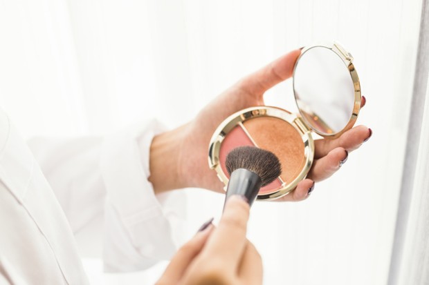 Tips Memakai Blush On/freepik.com supaya wajahmu terlihat lebih tirus, aplikasikan blush on pada bagian bawah tulang pipi sampai dagu.