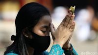 Potret Perayaan Galungan dengan Protokol Kesehatan di Bekasi