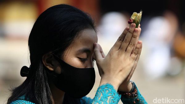 Potret Perayaan Galungan dengan Protokol Kesehatan di Bekasi