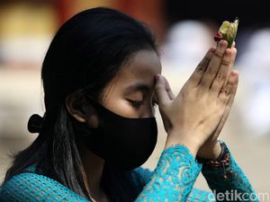 Potret Perayaan Galungan dengan Protokol Kesehatan di Bekasi