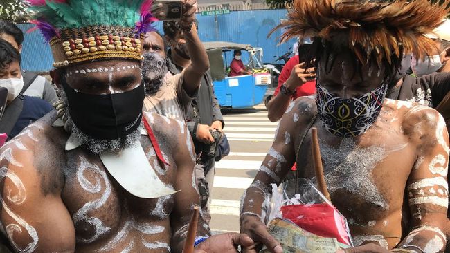 Patungan, Sejumlah Warga Papua Klaim Lunasi Tagihan Beasiswa Veronica Koman Patungan, Sejumlah Warga Papua Klaim Lunasi Tagihan Beasiswa Veronica Koman