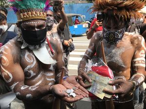 Patungan, Sejumlah Warga Papua Klaim Lunasi Tagihan Beasiswa Veronica Koman Patungan, Sejumlah Warga Papua Klaim Lunasi Tagihan Beasiswa Veronica Koman