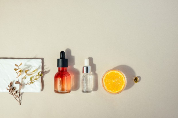 Vitamin C/freepik.com Vitamin C menjadi salah satu bahan favorit bagi produk skincare, karena dapat meratakan warna kulit dan berfungsi menghaluskan tekstur kulit yang tidak rata.