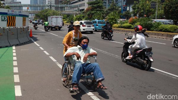 Ada Proyek MRT, Pengguna Kursi Roda Kehilangan Jalan