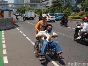 Ada Proyek MRT, Pengguna Kursi Roda Kehilangan Jalan