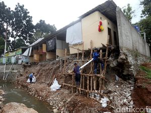 Aksi Pasukan Biru Bersihkan Sisa Longsor di Jagakarsa