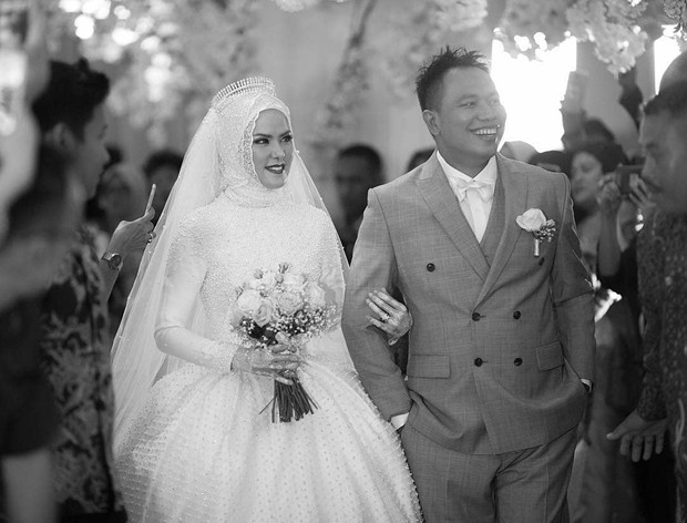 Meski sampai ke jenjang pernikahan pasangan ini pun dituduh hanya settingan saja