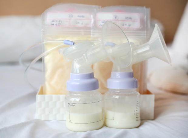 automatic breast pumping / freepik.com automatic breast pumping