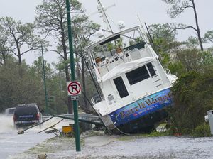 Badai Sally Terjang Alabama, Sebuah Kapal Terdampar