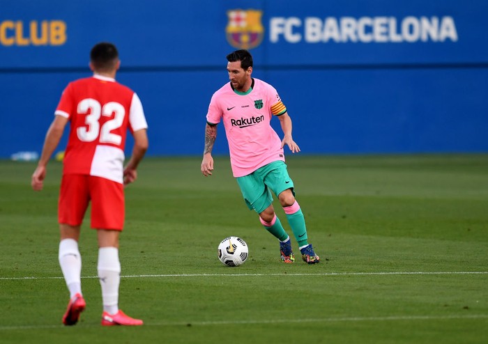BARCELONA, SPAIN - SEPTEMBER 16: Lionel Messi of Barcelona runs with the ball during the pre-season friendly match between FC Barcelona and Girona at Estadi Johan Cruyff on September 16, 2020 in Barcelona, Spain. (Photo by David Ramos/Getty Images)