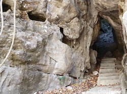 Batu Cermin, Tempat Persembunyian Orang Bajo