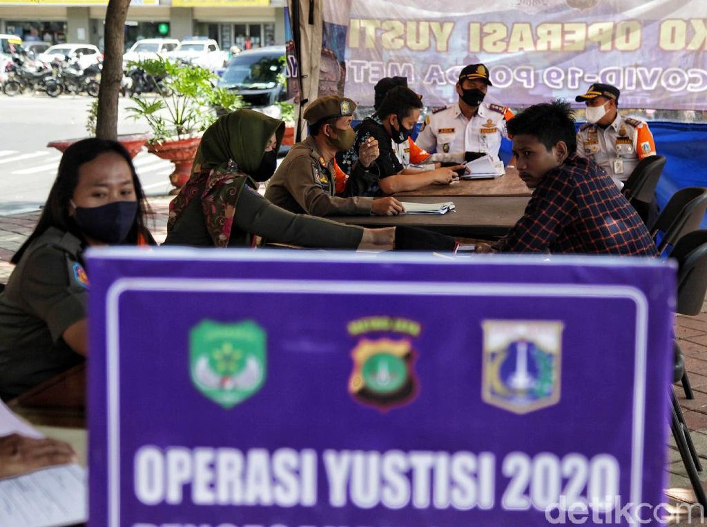 8 Ribu Lebih Pelanggar Terjaring Operasi Yustisi PSBB Ketat-Transisi DKI 8 Ribu Lebih Pelanggar Terjaring Operasi Yustisi PSBB Ketat-Transisi DKI