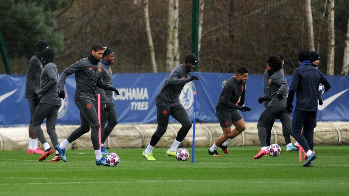 COBHAM, ENGLAND - FEBRUARY 24: Players of Chelsea participate in a training session ahead of their UEFA Champions League Round of 16 first leg match against Bayern Munich at Chelsea Training Ground on February 24, 2020 in Cobham, England. (Photo by Alex Burstow/Getty Images)