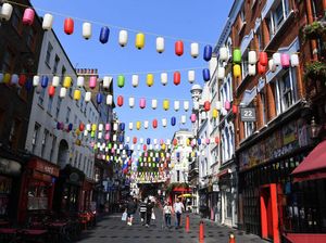 Warna-warni Lampion Hiasi Langit London