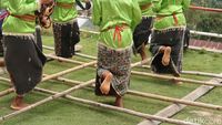Permainan Bambu untuk Cari Jodoh