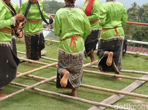 Permainan Bambu untuk Cari Jodoh Permainan Bambu untuk Cari Jodoh