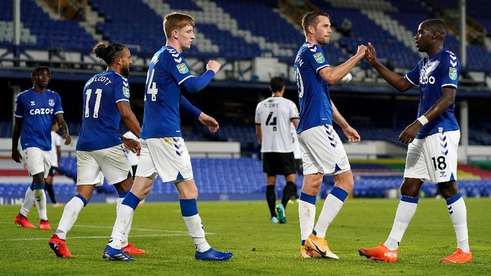 LIVERPOOL, ENGLAND - SEPTEMBER 16: Gylfi Sigurdsson of Everton celebrates with teammate Niels Nkounkou after scoring his teams second goal during the Carabao Cup Second Round match between Everton FC and Salford City at Goodison Park on September 16, 2020 in Liverpool, England. (Photo by Jon Super - Pool/Getty Images)