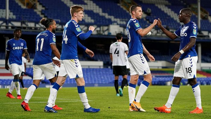 everton gylfi sigurdsson piala liga inggris niels nkounkou LIVERPOOL, ENGLAND - SEPTEMBER 16: Gylfi Sigurdsson of Everton celebrates with teammate Niels Nkounkou after scoring his teams second goal during the Carabao Cup Second Round match between Everton FC and Salford City at Goodison Park on September 16, 2020 in Liverpool, England. (Photo by Jon Super - Pool/Getty Images)