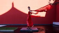 10 Foto Keindahan Gaun Merah di Beijing Fashion Week 2020