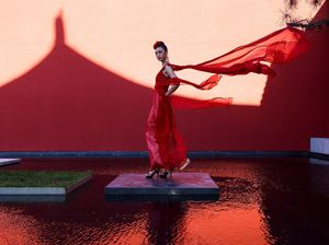 10 Foto Keindahan Gaun Merah di Beijing Fashion Week 2020
