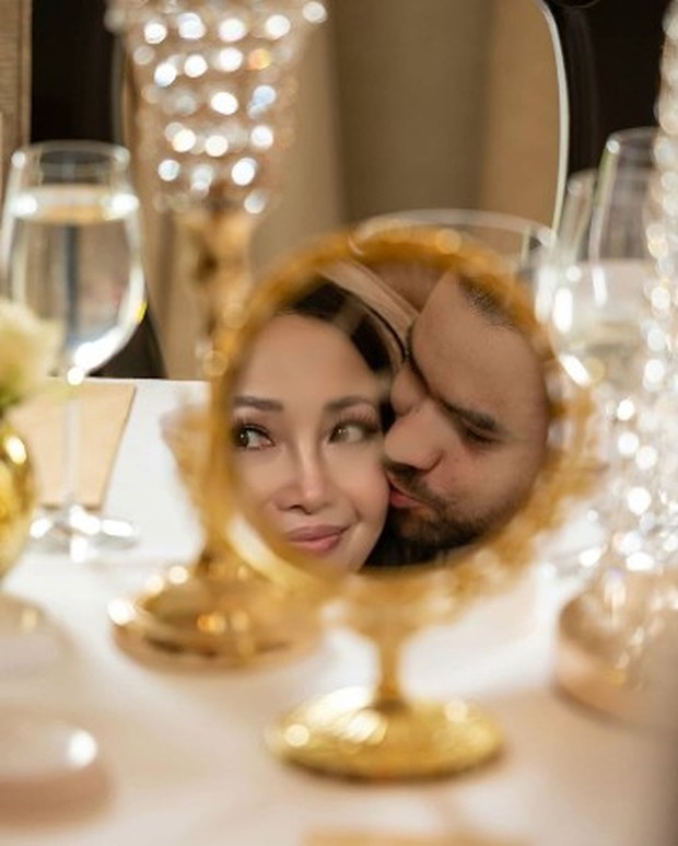 Foto: instagram.com/ririnmarinka Potret bahagia pernikahan Chef Marinka dan Peter Lufting.