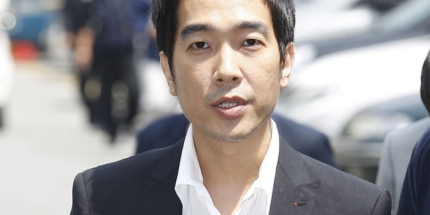 Ia melakukan pelecehakan seksual dan penyerangan terhadap tiga anak dibawah umur.