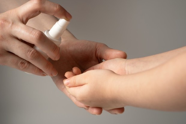 Hand Sanitizer untuk Bayi/ Sumber: Freepik.com Pada dasarnya, tidak ada aturan yang pasti untuk hal ini. Akan tetapi para ahli merekomendasikan penggunaan hand sanitizer hanya pada anak dengan usia di atas 1 tahun.