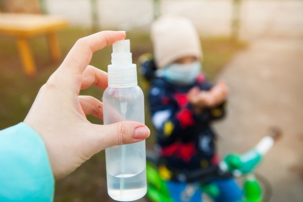Hand Sanitizer untuk Bayi/ Sumber: Freepik.com Dari sekian banyak mitos yang tersebar, banyak orangtua yang meyakini bahwa menjilat hand sanitizer dapat membuat bayi dan anak-anak mabuk karena kandungan alkoholnya.