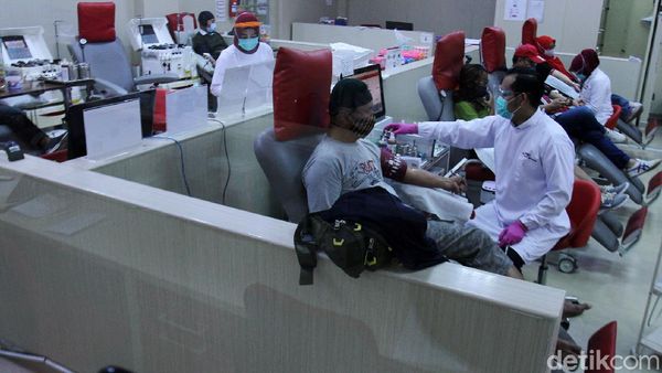 HUT ke-75 PMI, Warga Bandung Antusias Donorkan Darah