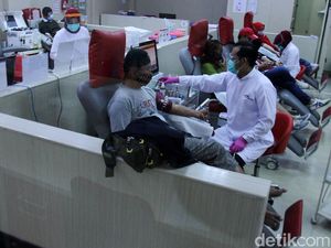 HUT ke-75 PMI, Warga Bandung Antusias Donorkan Darah