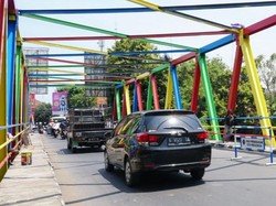Jangan Kaget Lihat Jembatan Berwarna Gonjreng di Pekalongan