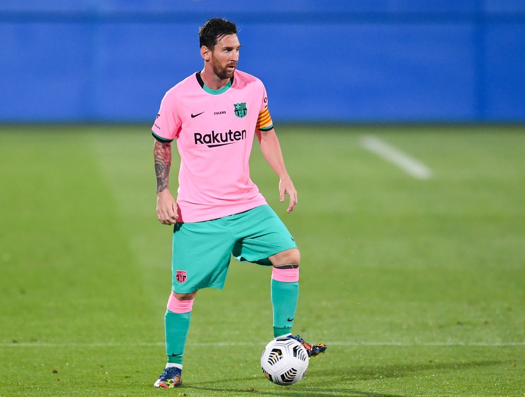 BARCELONA, SPAIN - SEPTEMBER 16: Lionel Messi of FC Barcelona runs with the ball during the during the pre-season friendly match between FC Barcelona and Girona at Estadi Johan Cruyff on September 16, 2020 in Barcelona, Spain. (Photo by David Ramos/Getty Images)