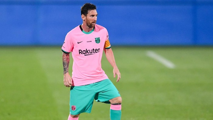 BARCELONA, SPAIN - SEPTEMBER 16: Lionel Messi of FC Barcelona runs with the ball during the during the pre-season friendly match between FC Barcelona and Girona at Estadi Johan Cruyff on September 16, 2020 in Barcelona, Spain. (Photo by David Ramos/Getty Images)