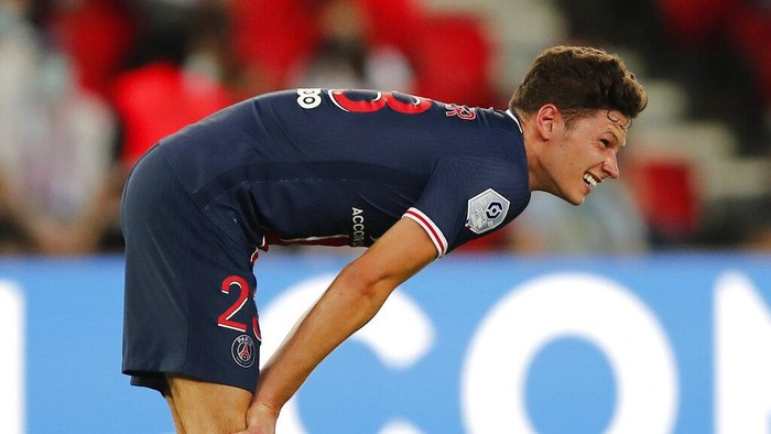 PSGs Julian Draxler reacts after scores his sides opening goal during the French League One soccer match between Paris Saint-Germain and Metz at the Parc des Princes in Paris, France, Wednesday, Sept.16, 2020. (AP Photo/Francois Mori)