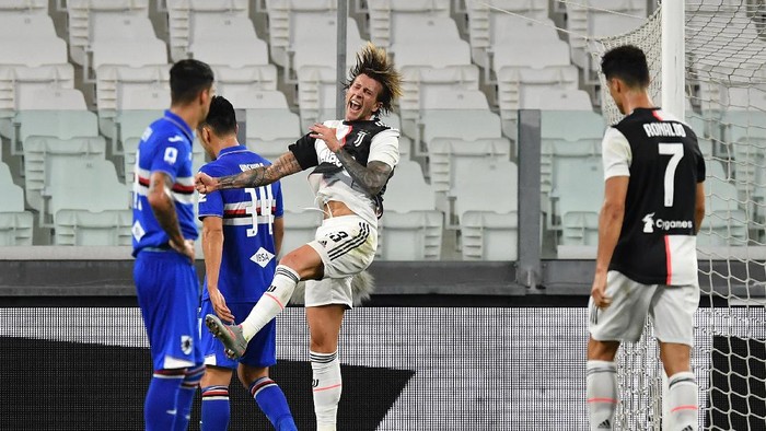 TURIN, ITALY - JULY 26:  Federico Bernardeschi (C) of Juventus celebrates a goal during the Serie A match between Juventus and  UC Sampdoria at Allianz Stadium on July 26, 2020 in Turin, Italy.  (Photo by Valerio Pennicino/Getty Images)