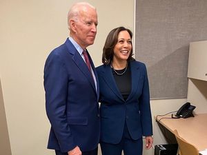 Foto: Gaya Cawapres AS Kamala Harris yang Berkalung Mutiara Selama 35 Tahun