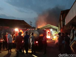 Kebakaran di Pabrik Spons Sukoharjo Berhasil Dipadamkan Kebakaran di Pabrik Spons Sukoharjo Berhasil Dipadamkan