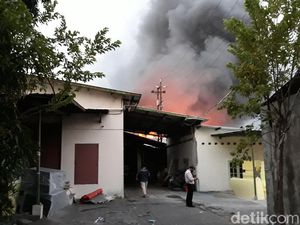 Pabrik Spons di Sukoharjo Terbakar Hebat, Asap Hitam Membubung