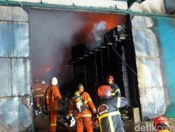 Gudang Mesin Jahit di Surabaya Terbakar, Satu Pemadam Dilarikan ke RS