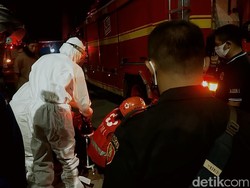 Saat Pemadam Kebakaran di Surabaya Lindungi Teman hingga Terluka