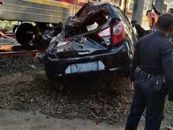 Mobil yang Tabrak KRL Ternyata Taksi Online yang Angkut Penumpang