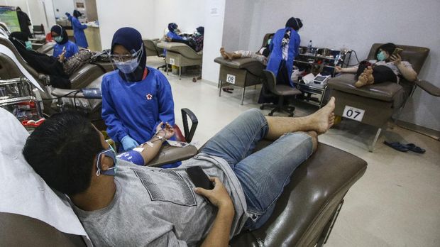 Petugas PMI mengambil darah dari pendonor di Gedung PMI Kramat, Senen, Jakarta, Rabu (16/9/2020). Jelang HUT ke-75, PMI terus memberikan solusi terhadap berbagai masalah kemanusiaan salah satunya adalah modernisasi organisasi dan penambahan stok darah. ANTARA FOTO/Rivan Awal Lingga/foc.