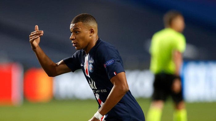 LISBON, PORTUGAL - AUGUST 23: Kylian Mbappe of Paris Saint-Germain gestures during the UEFA Champions League Final match between Paris Saint-Germain and Bayern Munich at Estadio do Sport Lisboa e Benfica on August 23, 2020 in Lisbon, Portugal. (Photo by Matt Childs/Pool via Getty Images)
