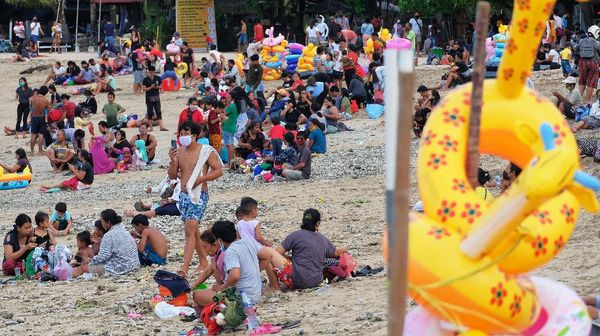 Pantai Sanur Bali Ramai Wisatawan Banget