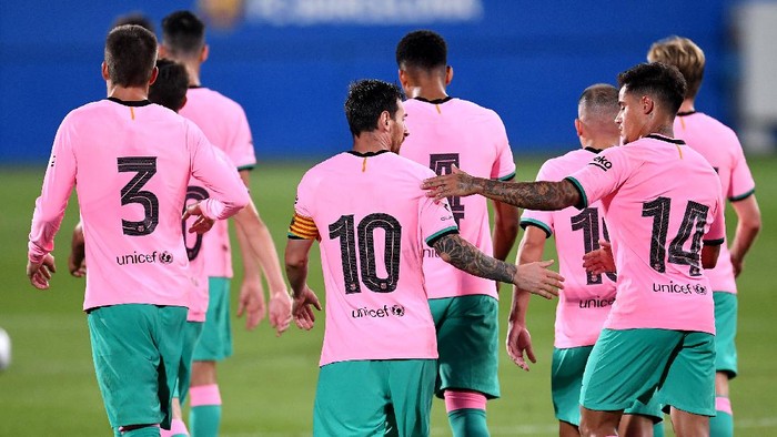 BARCELONA, SPAIN - SEPTEMBER 16: Lionel Messi of Barcelona celebrates with teammate Philippe Coutinho after scoring his sides third goal during the pre-season friendly match between FC Barcelona and Girona at Estadi Johan Cruyff on September 16, 2020 in Barcelona, Spain. (Photo by David Ramos/Getty Images)