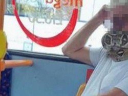 Waduh, Penumpang Bus Ini Viral karena Pakai Masker dari Ular Hidup