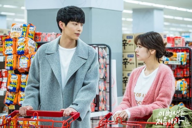 Mengambil Banyak Tanggung Jawab untuk Pasangan/hancinema.net salah satu scene dalam drama Because This Is My First Life