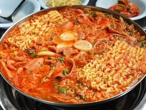 5 Olahan Mie Korea yang Nikmat, Japchae hingga Budae Jjigae 5 Olahan Mie Korea yang Nikmat, Japchae hingga Budae Jjigae